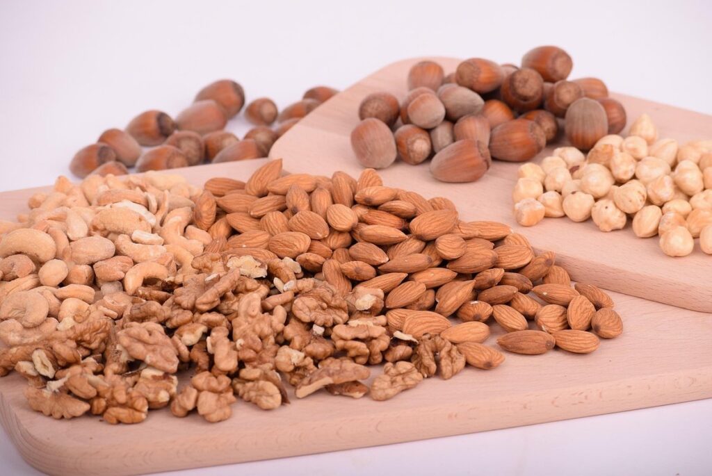 how much should a cat eat a day dry food