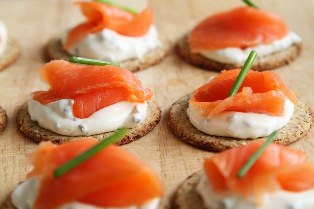 can cats eat salmon raw