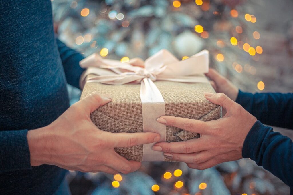 why cats bring you gifts